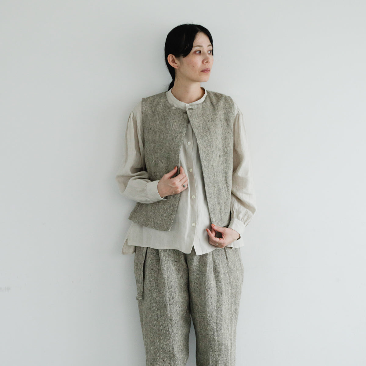 SALUÉ／【一部予約商品】バンドカラーギャザーシャツ／ライトウェイトリネン
