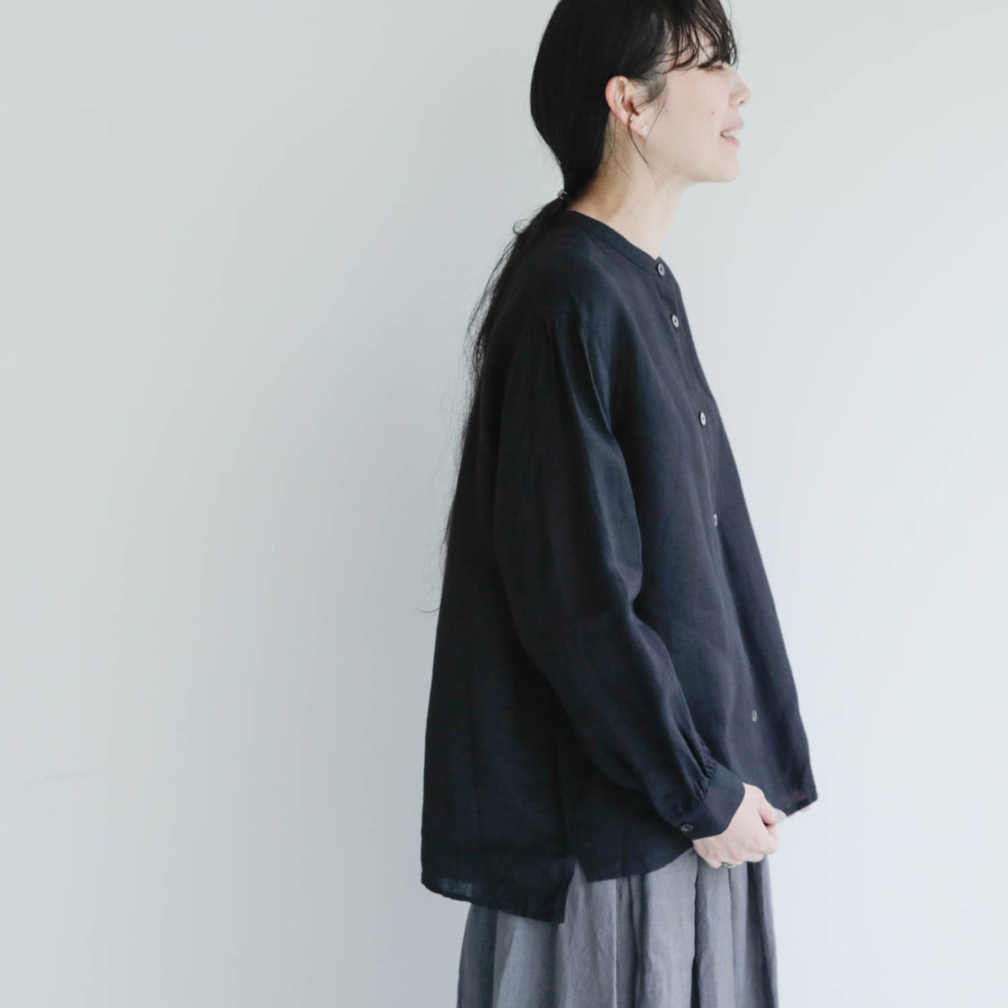 SALUÉ／バンドカラーギャザーシャツ／ライトウェイトリネン