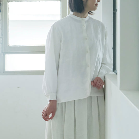 ［SALUÉ］バンドカラーギャザーシャツ／ライトウェイトリネン