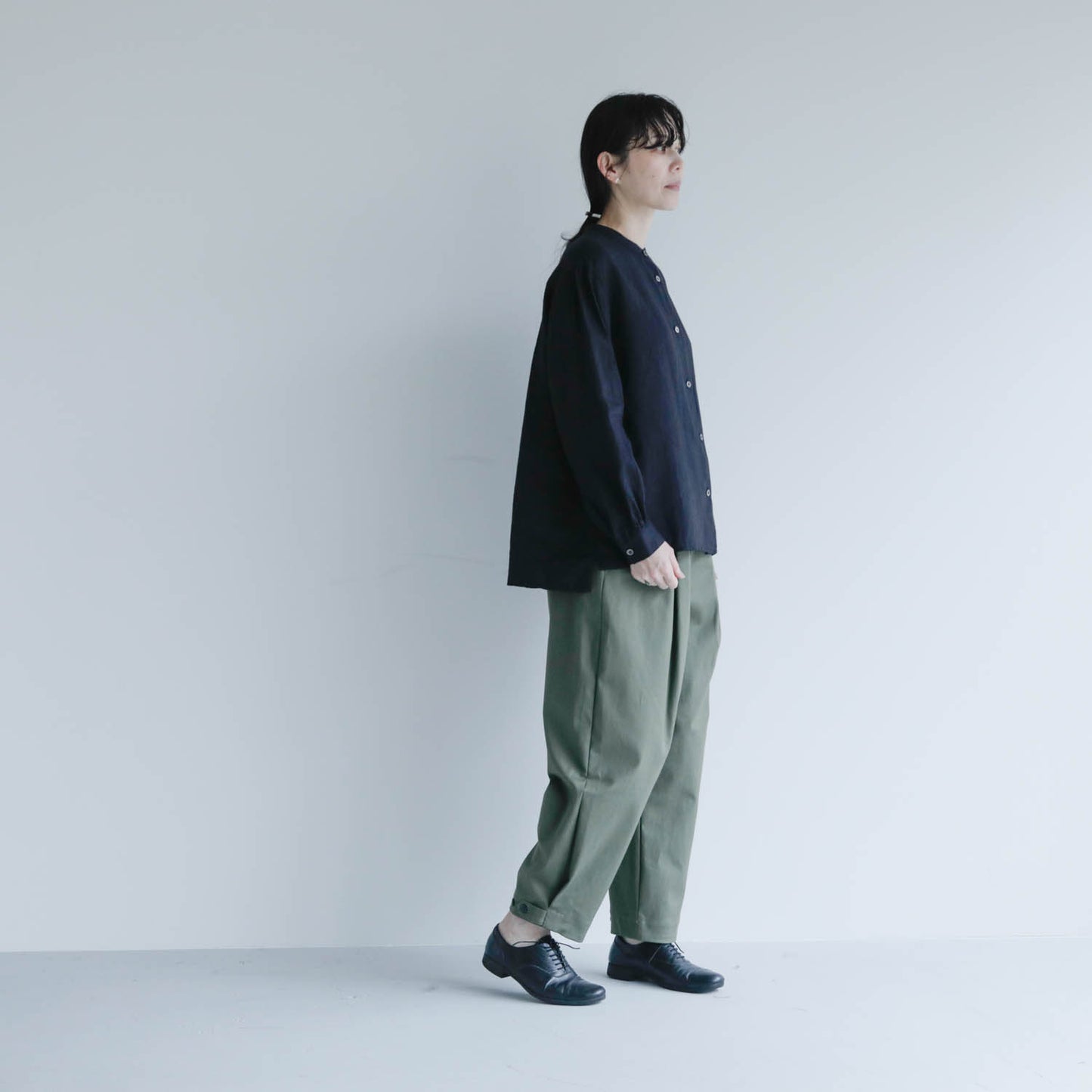 SALUÉ／バンドカラーギャザーシャツ／ライトウェイトリネン