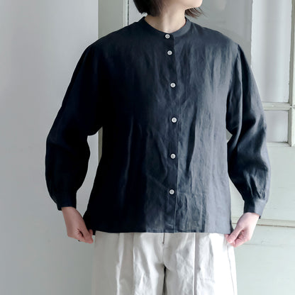 ［SALUÉ］バンドカラーギャザーシャツ／ライトウェイトリネン