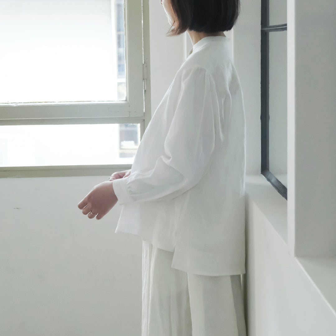 ［SALUÉ］バンドカラーギャザーシャツ／ライトウェイトリネン