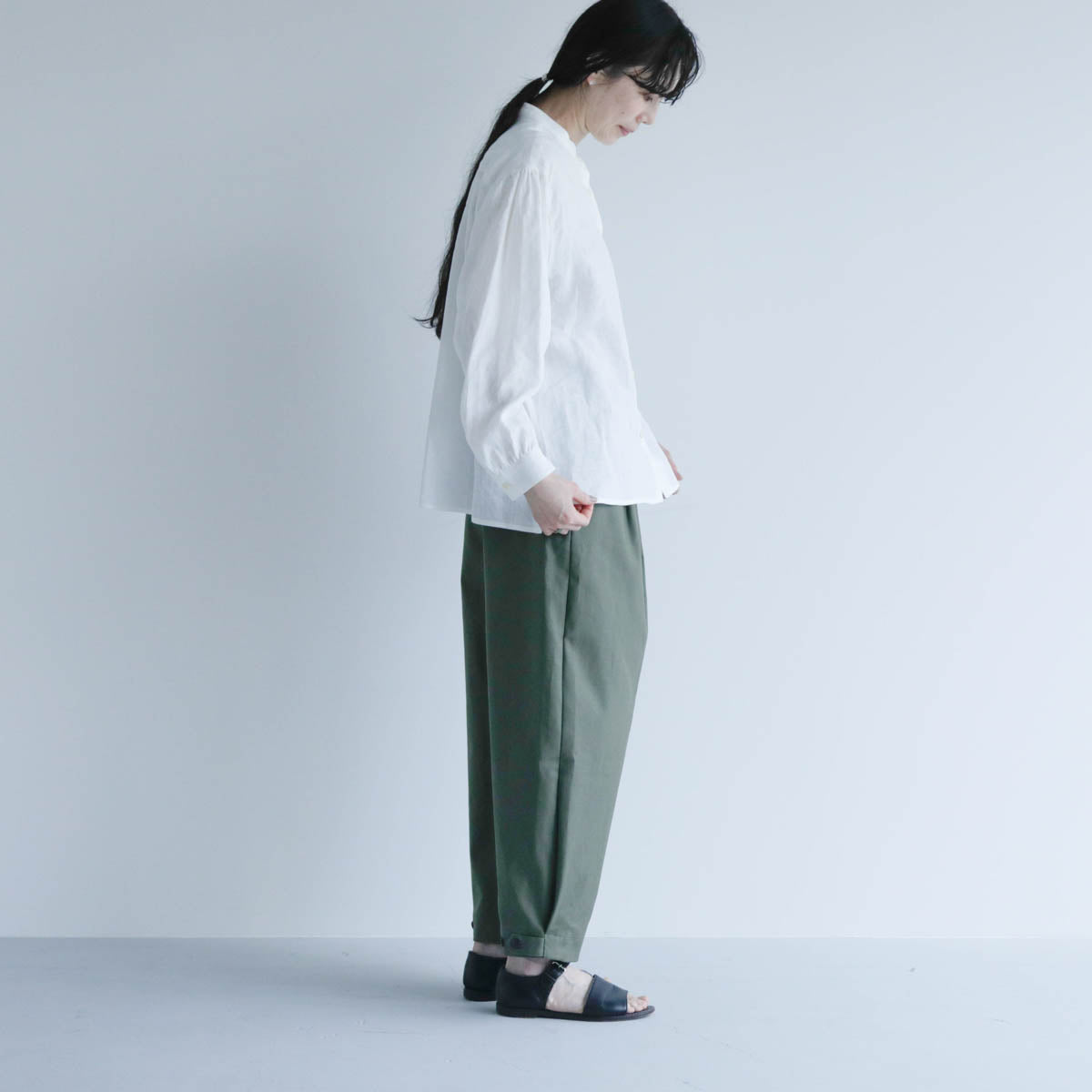 SALUÉ／バンドカラーギャザーシャツ／ライトウェイトリネン