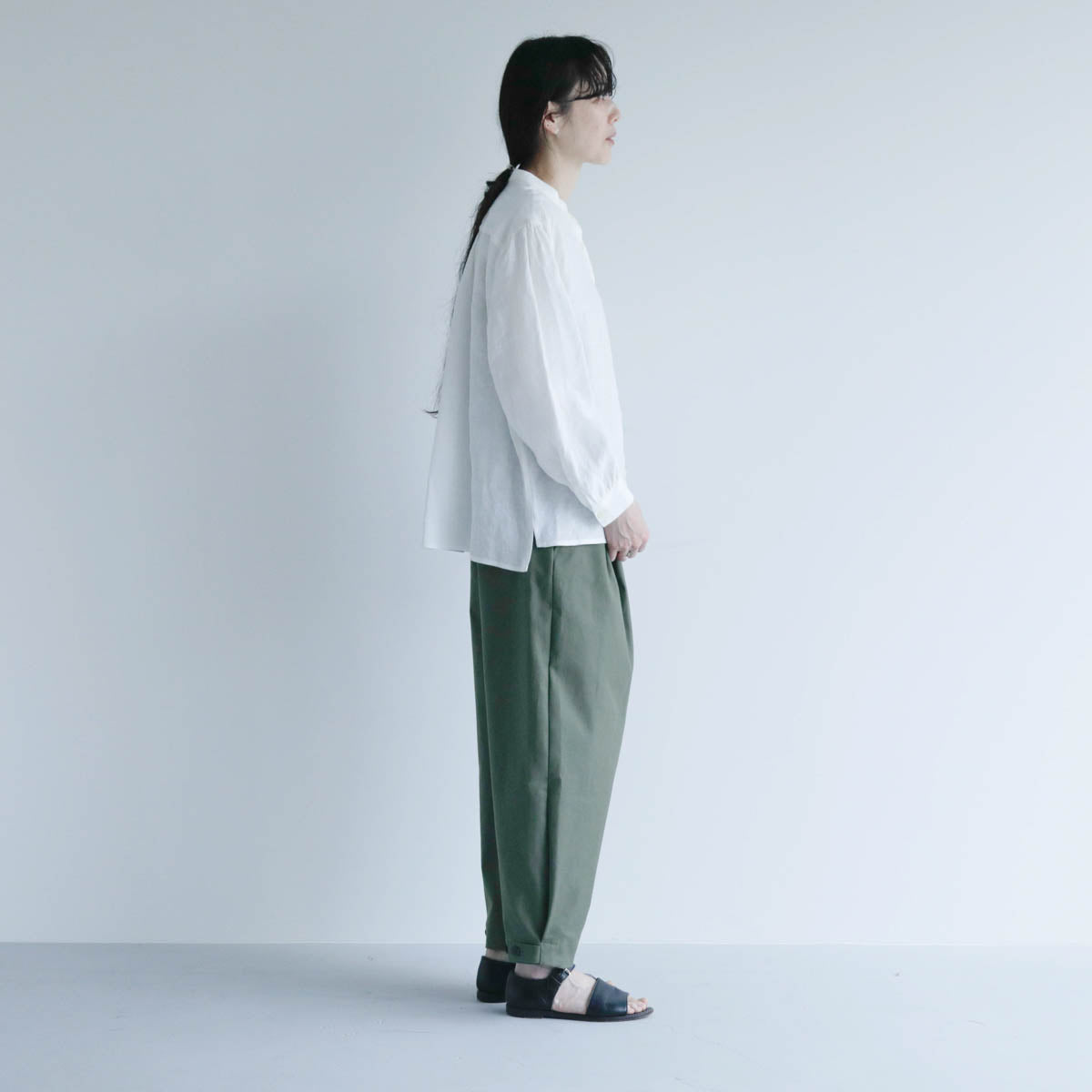 SALUÉ／バンドカラーギャザーシャツ／ライトウェイトリネン