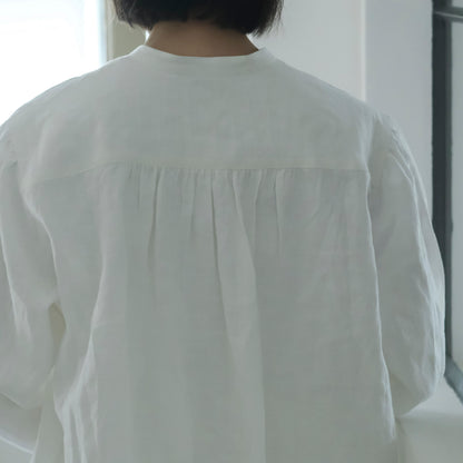 ［SALUÉ］バンドカラーギャザーシャツ／ライトウェイトリネン