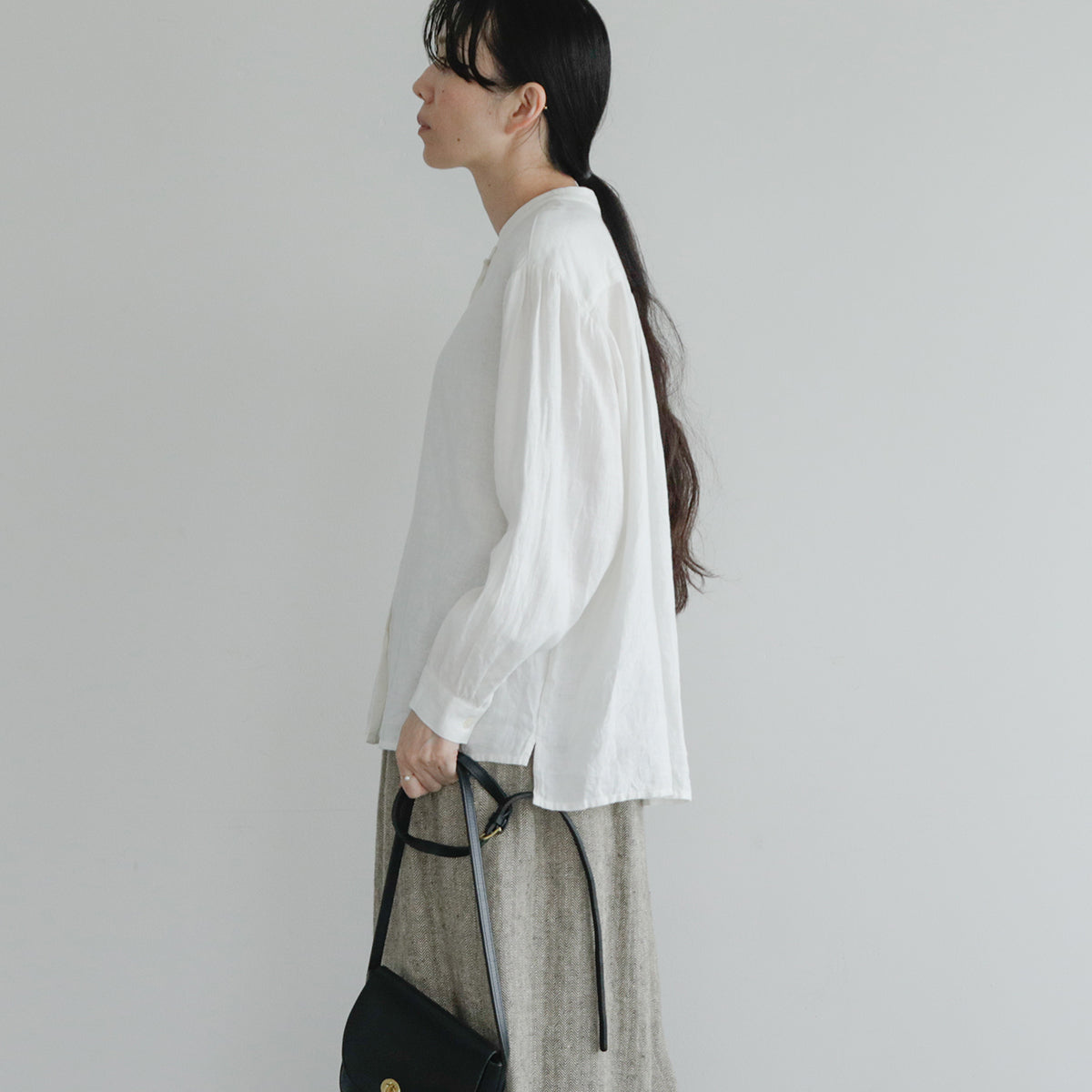 SALUÉ／【一部予約商品】バンドカラーギャザーシャツ／ライトウェイトリネン