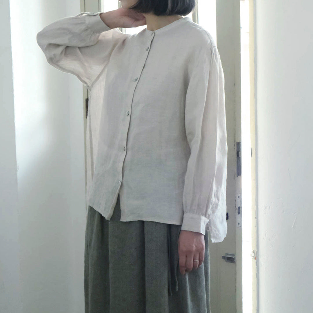 ［SALUÉ］バンドカラーギャザーシャツ／ライトウェイトリネン