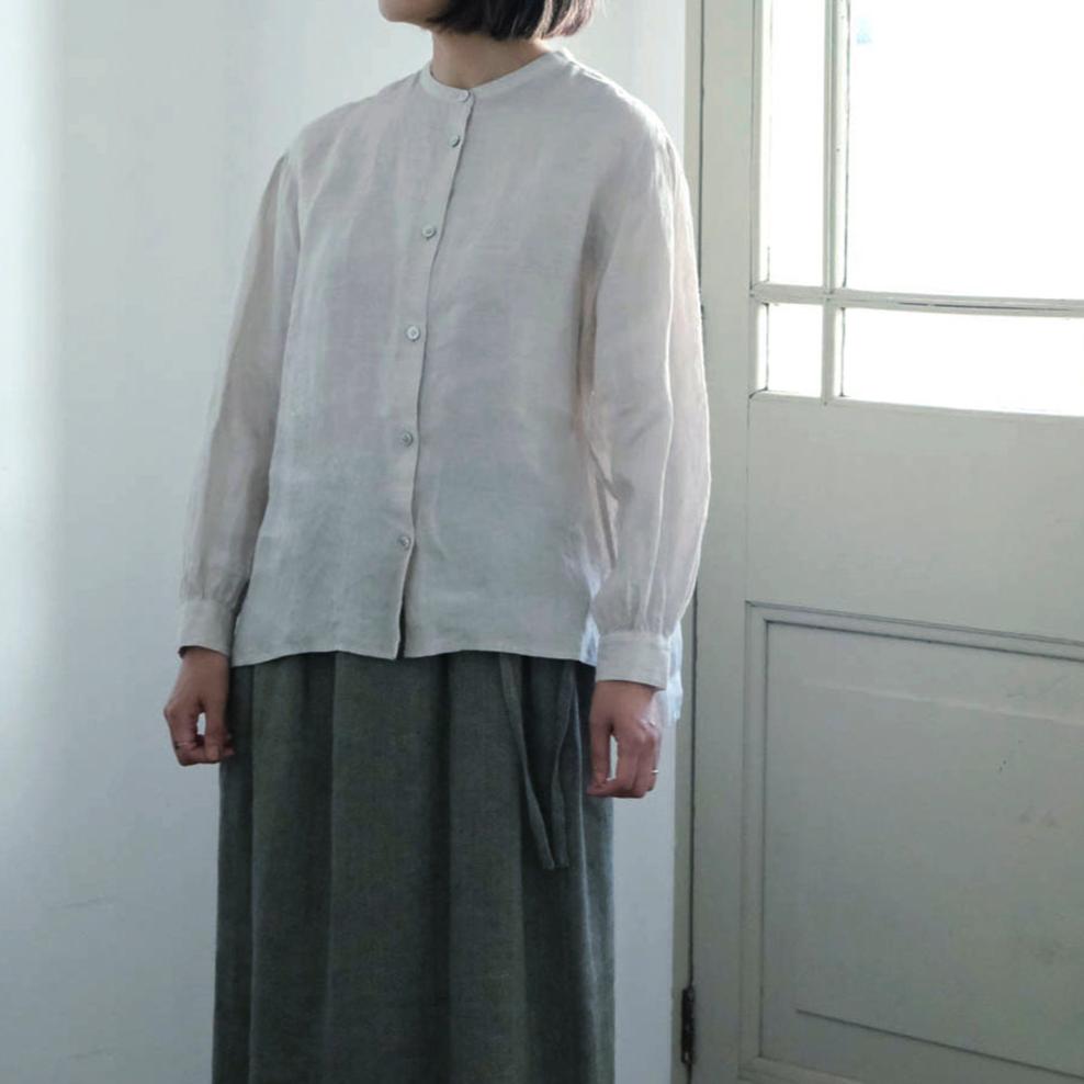 ［SALUÉ］バンドカラーギャザーシャツ／ライトウェイトリネン