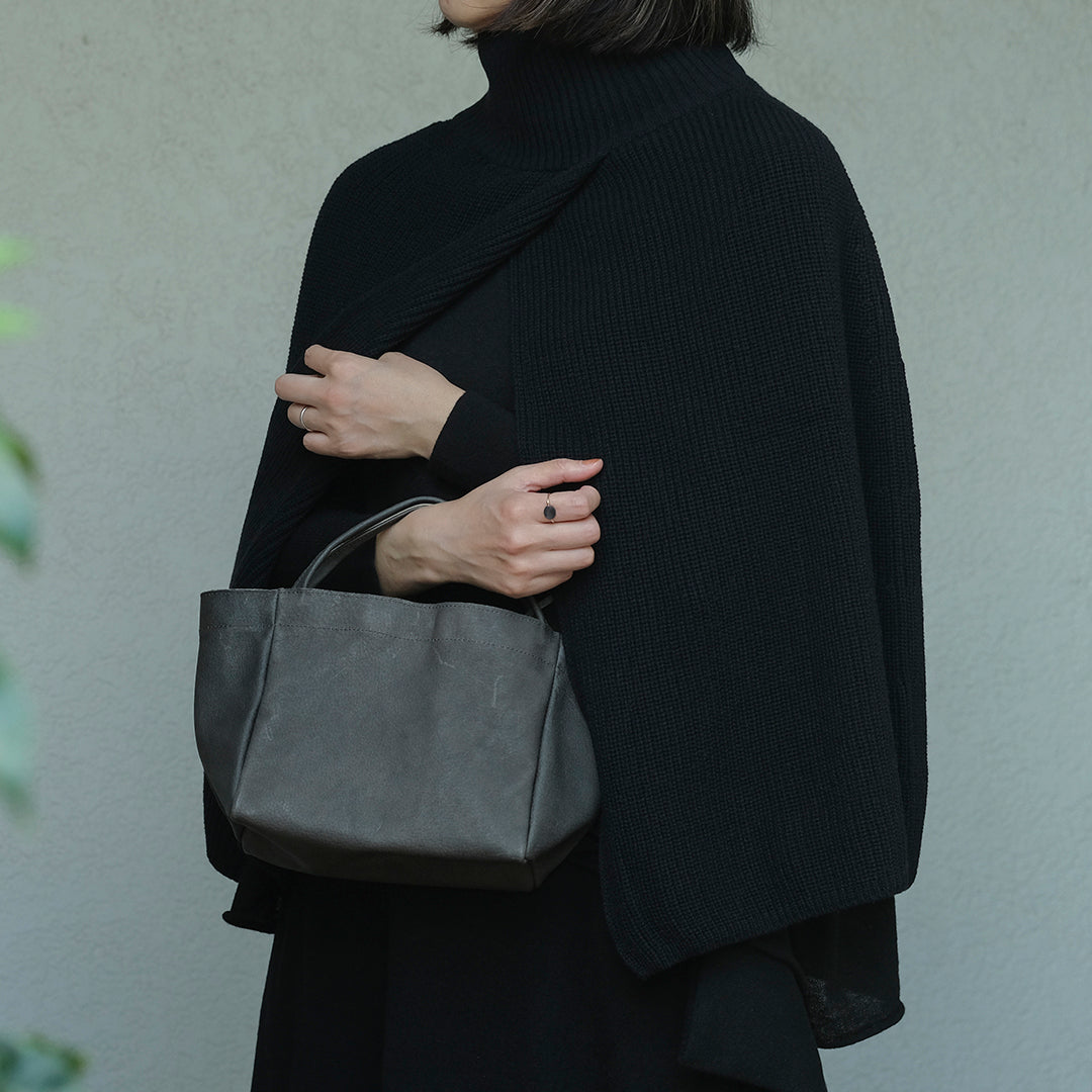 首元から肘までしっかりあたたかいモダンなケープ – Envelope