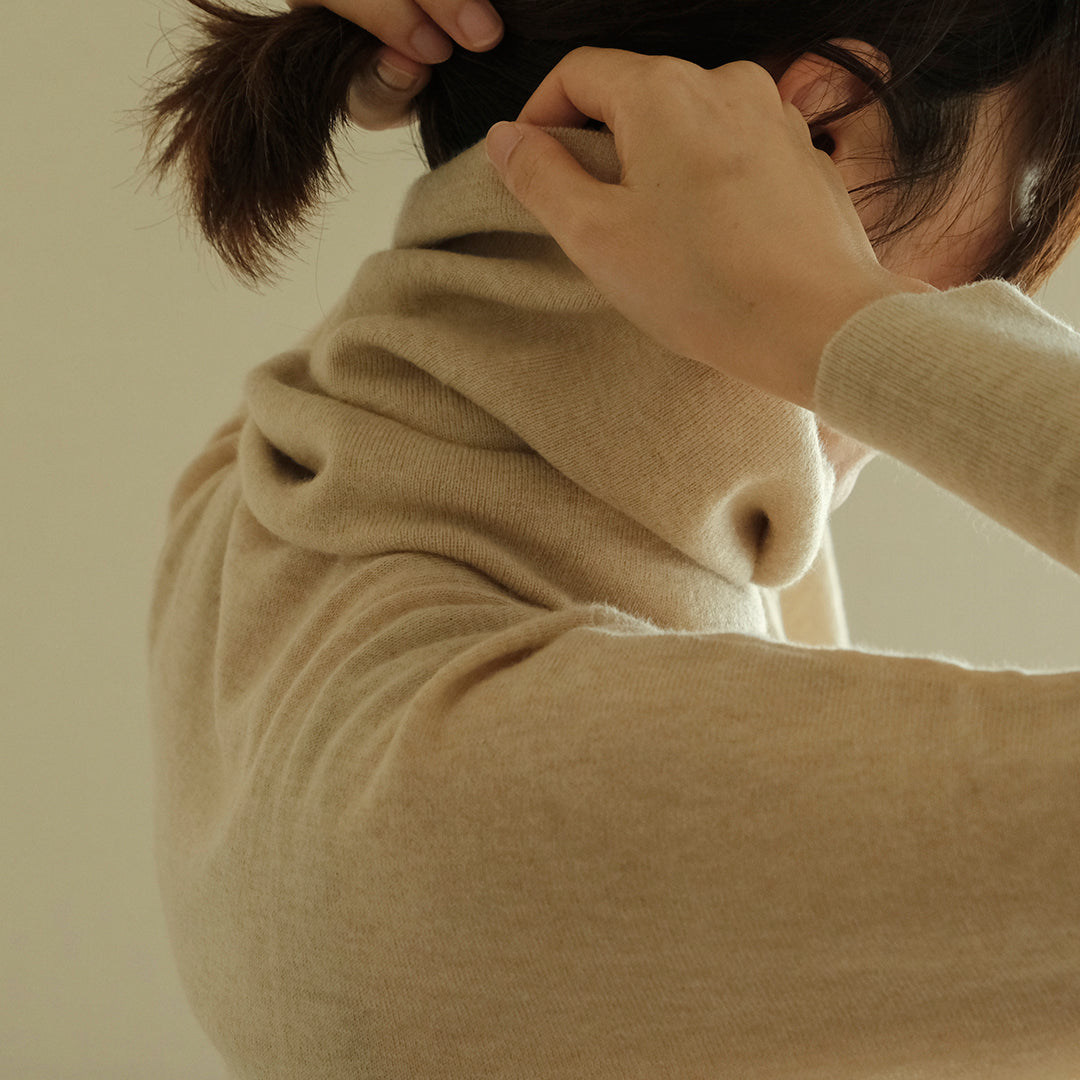首元はしっかり、ふわりとろけるような着心地のニット – Envelope