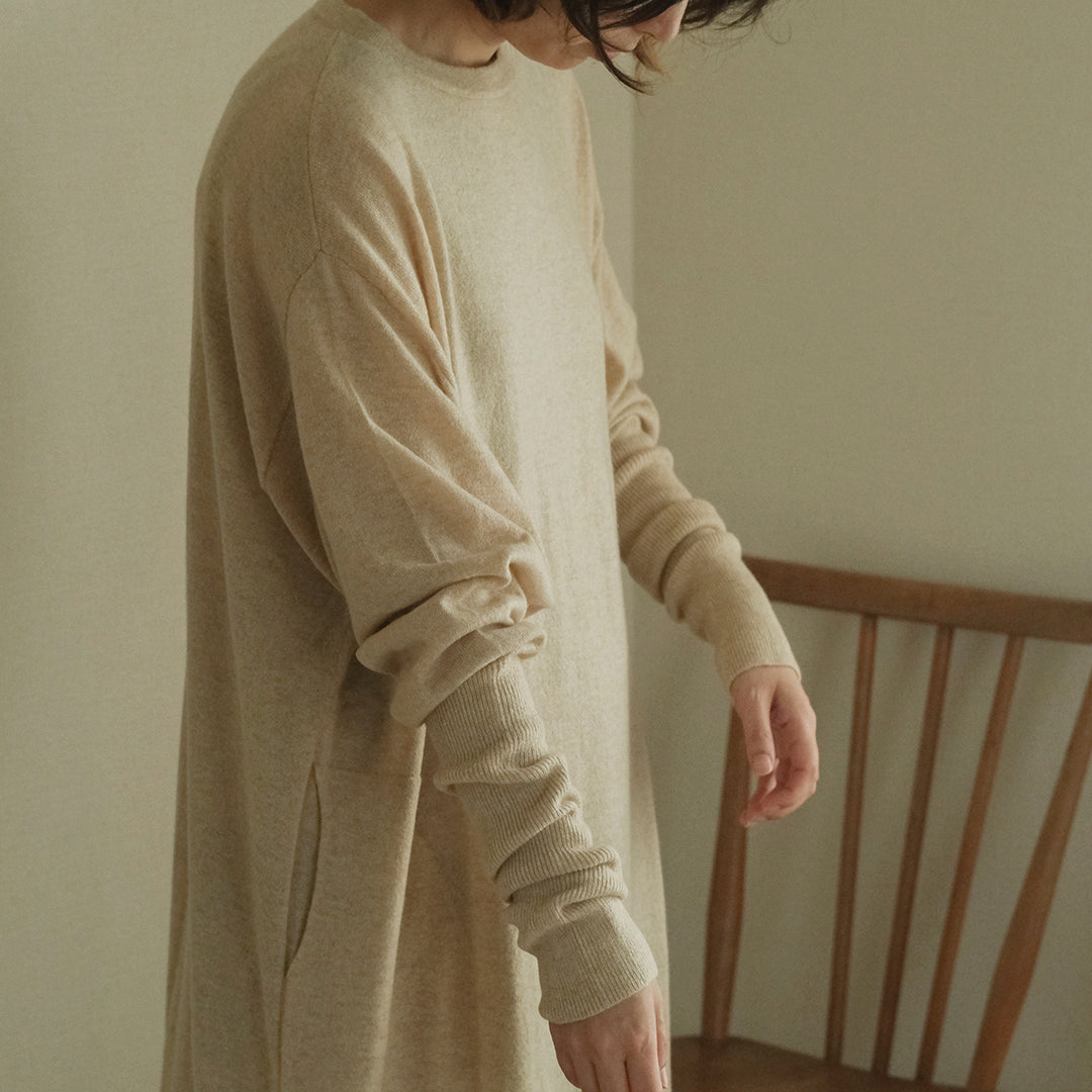 カシミヤに包まれる、リラクシーなニットワンピース – Envelope