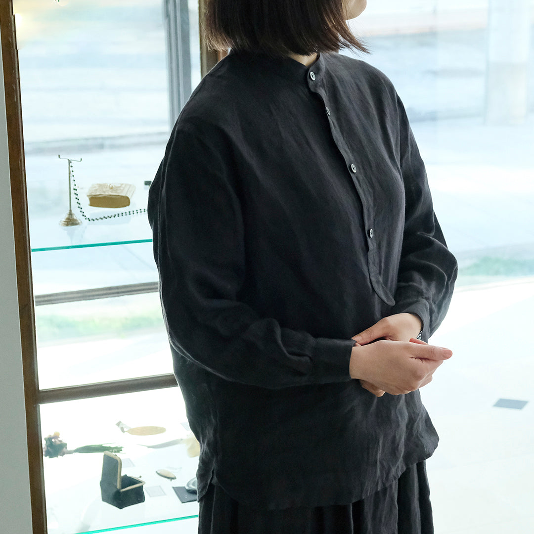 存在感のあるバンドカラーが目を引く、ハーフボタンシャツ – Envelope