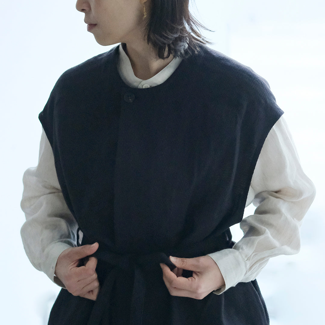 ［SALUÉ］ラウンドネックロングジレ／ウールリネンジャカードformal