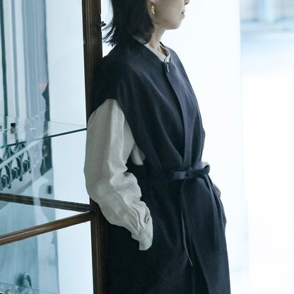 ［SALUÉ］ラウンドネックロングジレ／ウールリネンジャカードformal