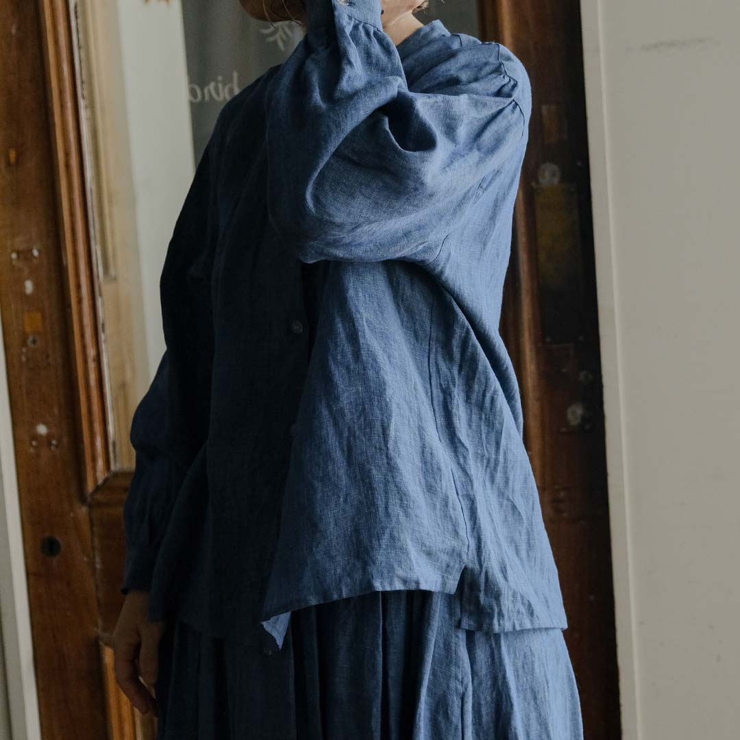 ［SALUÉ］バンドカラーギャザーシャツ／ライトウェイトリネン
