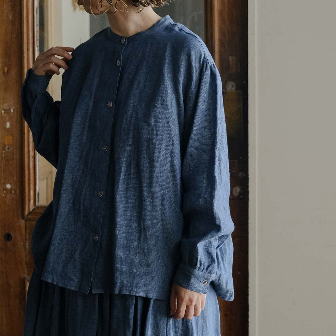 ［SALUÉ］バンドカラーギャザーシャツ／ライトウェイトリネン