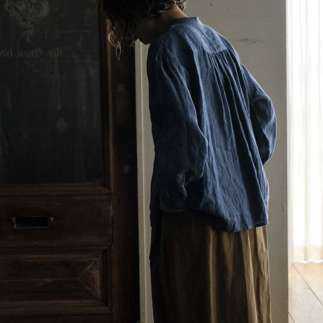 ［SALUÉ］バンドカラーギャザーシャツ／ライトウェイトリネン