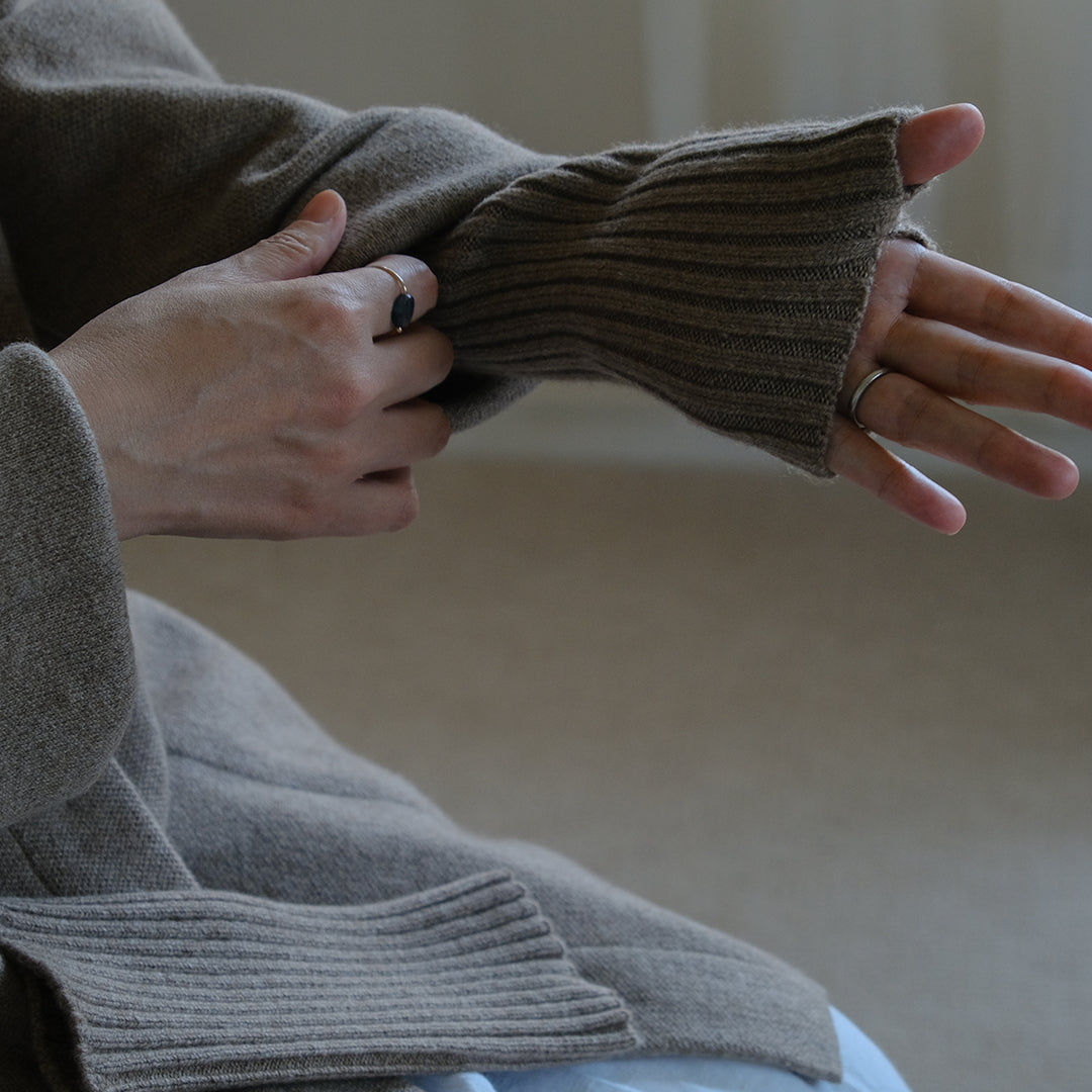 しっかりリブで手元からあたたかかく。コンパクトなアームウォーマー