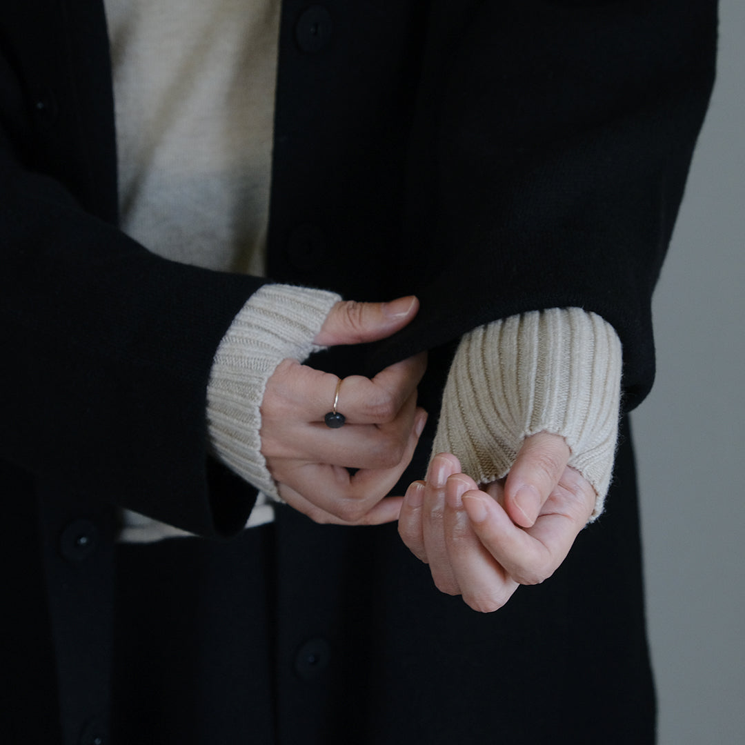 しっかりリブで手元からあたたかかく。コンパクトなアームウォーマー