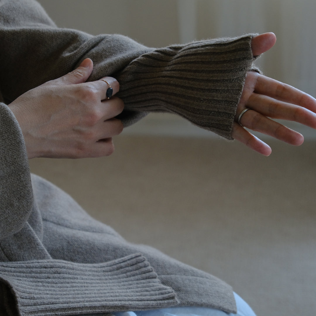 しっかりリブで手元からあたたかかく。コンパクトなアームウォーマー