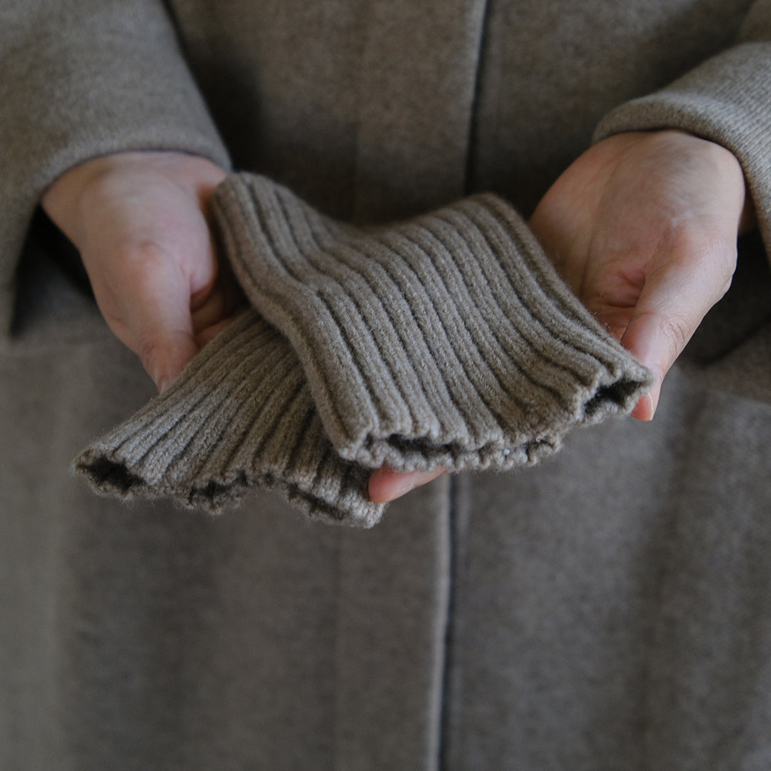 しっかりリブで手元からあたたかかく。コンパクトなアームウォーマー