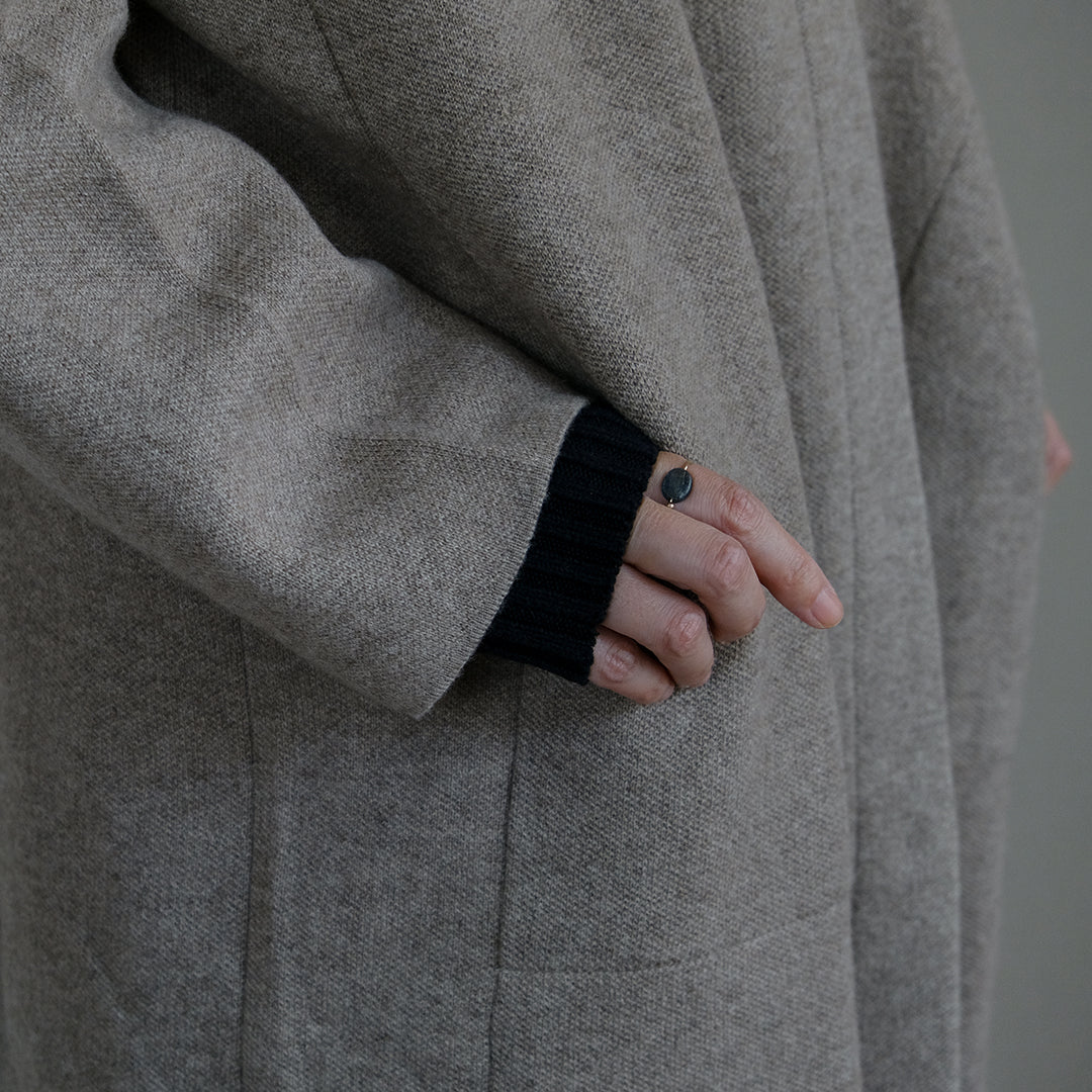 しっかりリブで手元からあたたかかく。コンパクトなアームウォーマー