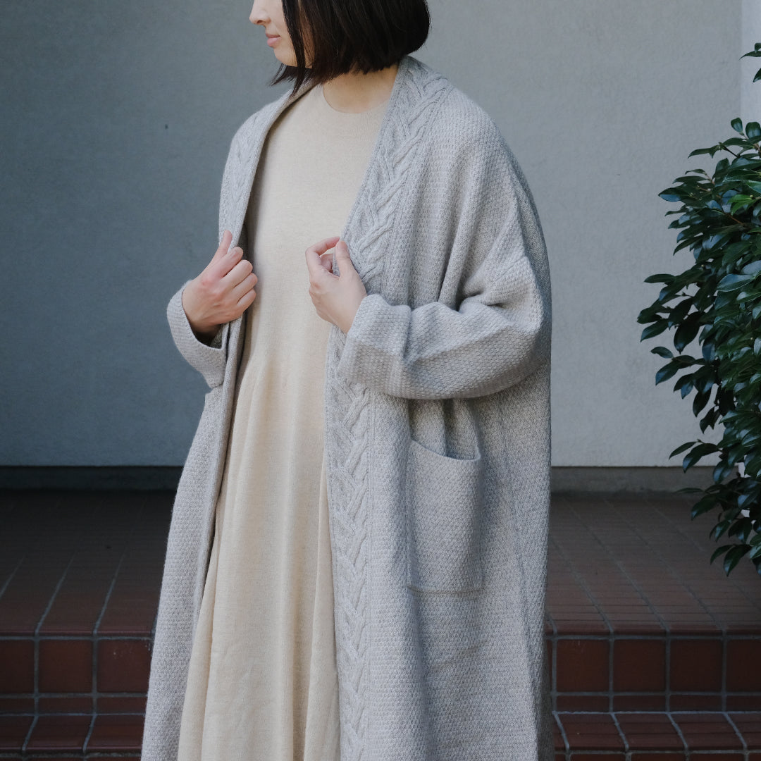 ふわふわの糸で編み上げたやわらかいギャザーワンピース – Envelope ふわふわの糸で編み上げたやわらかいギャザーワンピース – Envelope