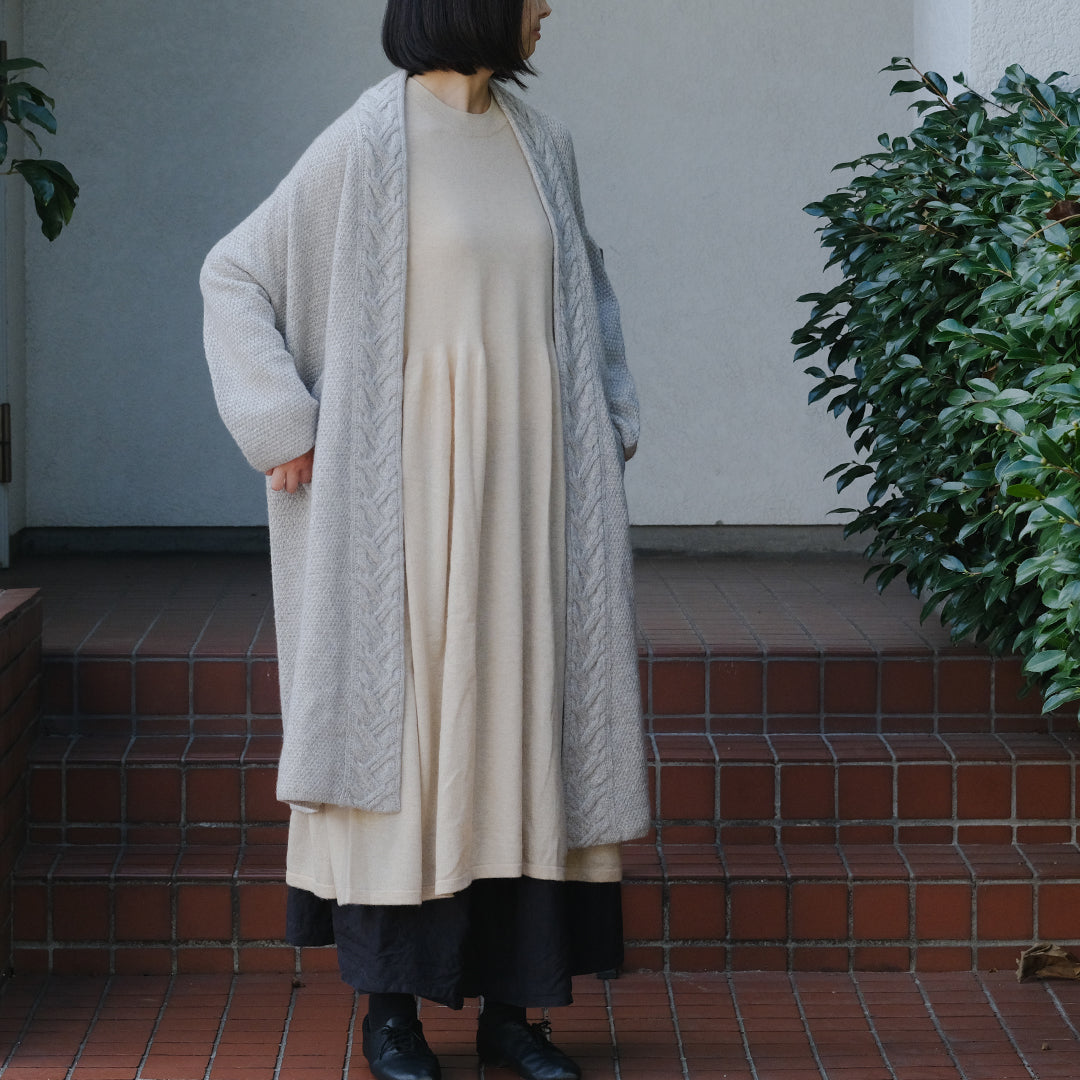 ふわふわの糸で編み上げたやわらかいギャザーワンピース – Envelope