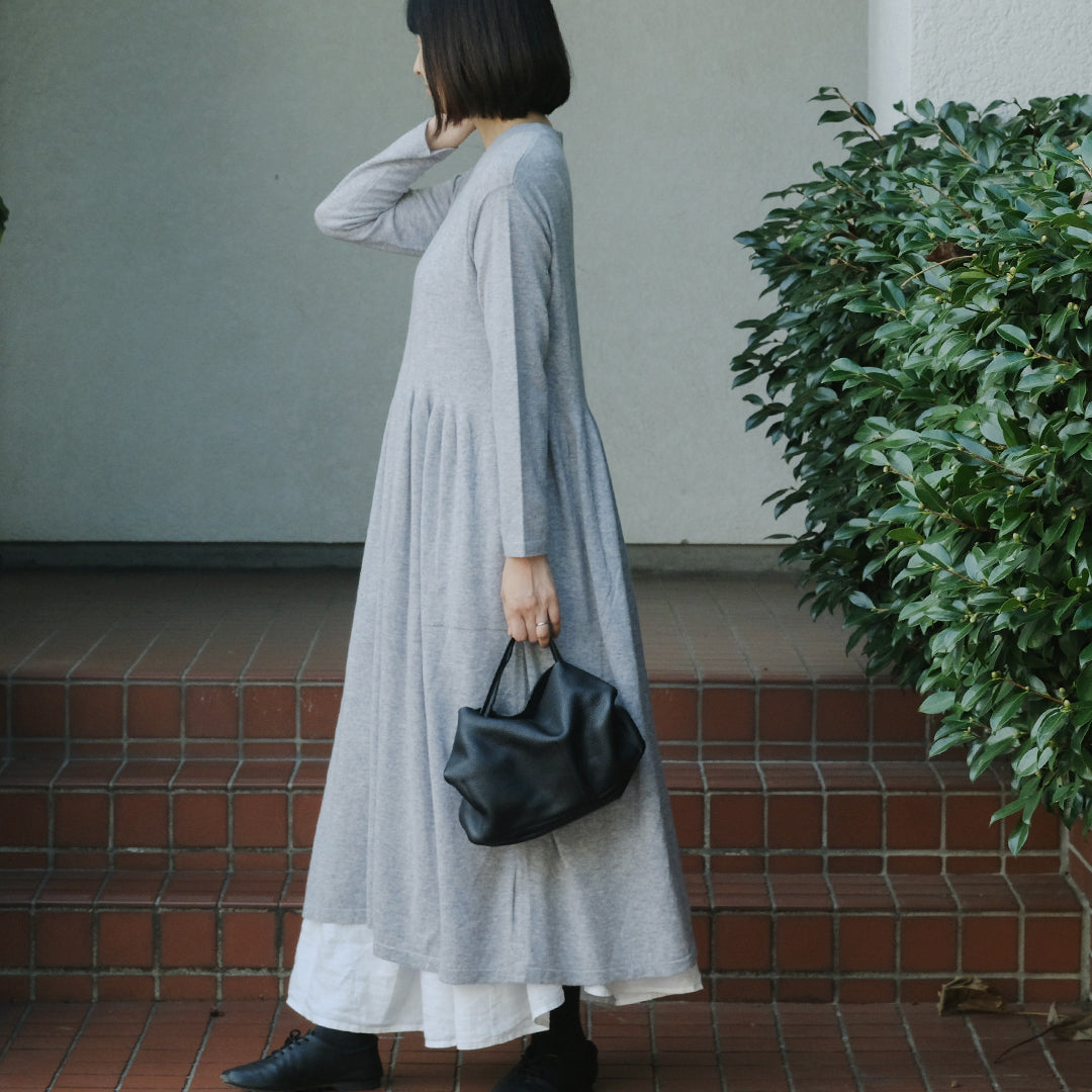 ふわふわの糸で編み上げたやわらかいギャザーワンピース – Envelope