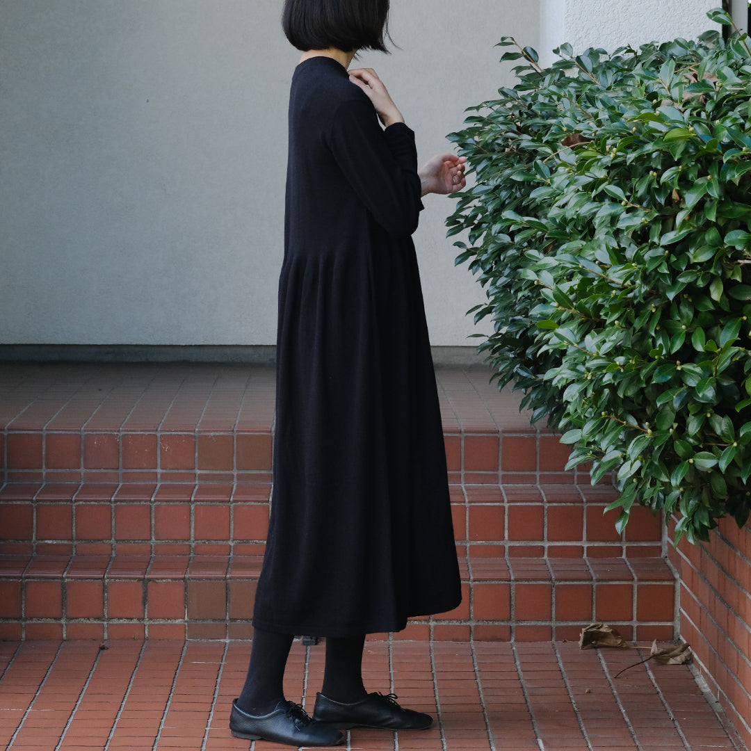 ふわふわの糸で編み上げたやわらかいギャザーワンピース – Envelope