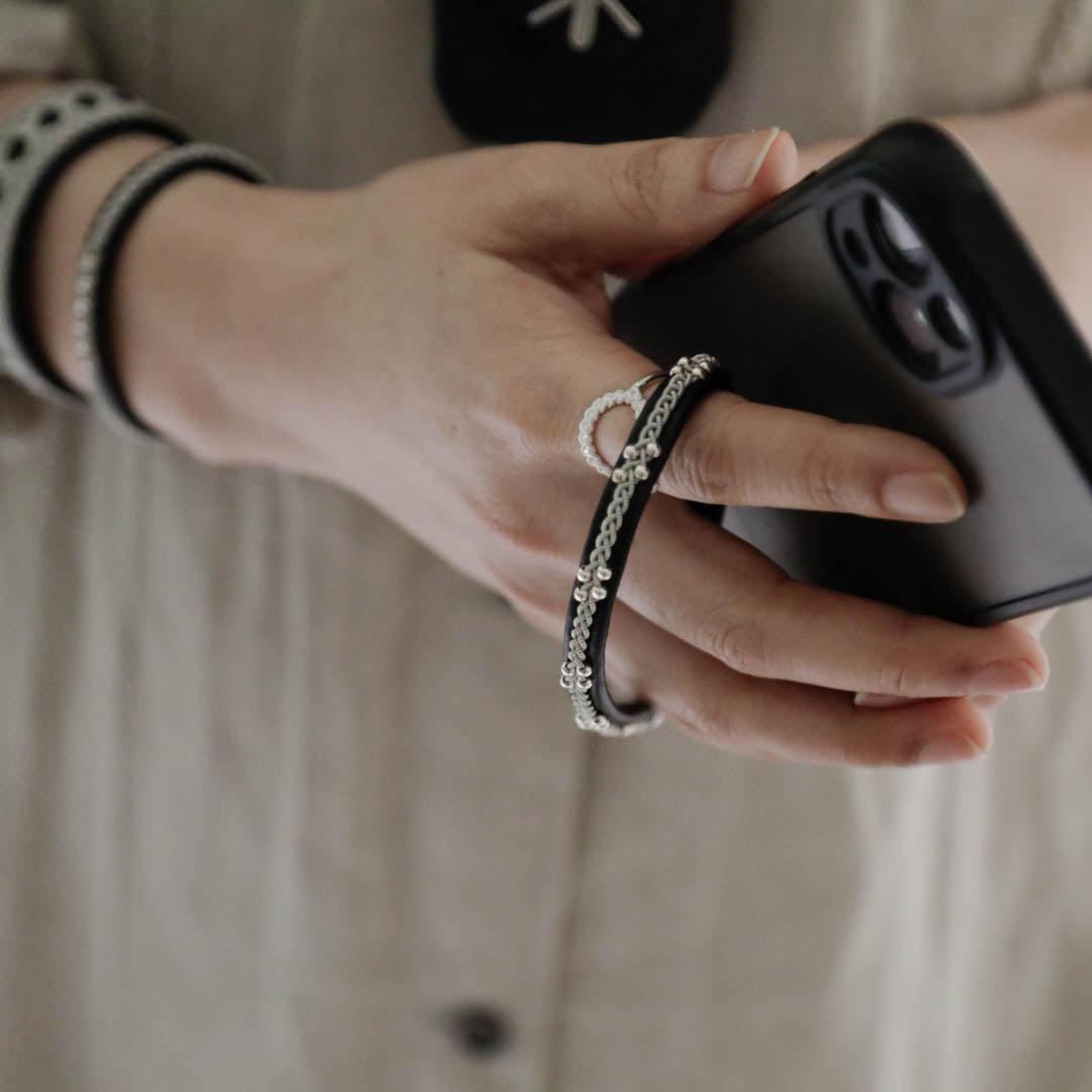 ほどよい細さのストラップ