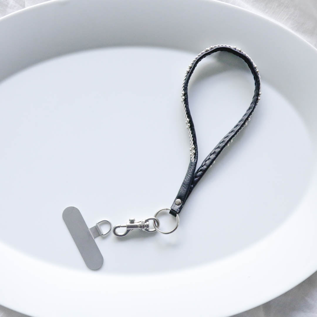 別売りのフォンタブ、ナスカンを着けて携帯ストラップとして