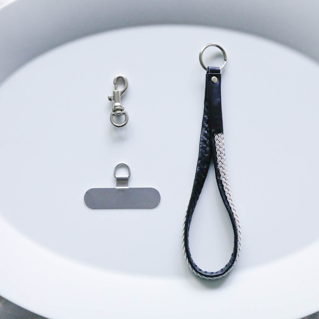 別売りのナスカン、フォンタブがあれば携帯ストラップとして使えます