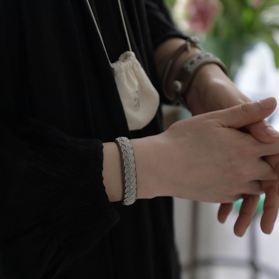 1本でも様になる、ベーシックなブレスレット – Envelope