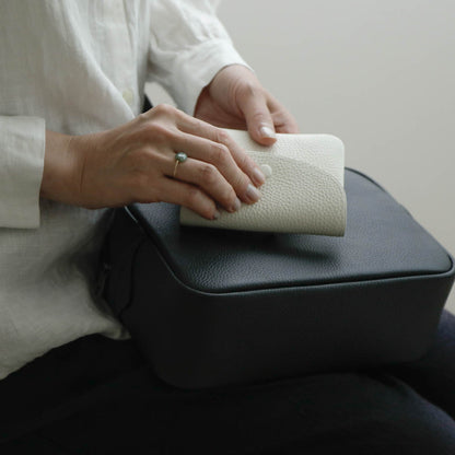 STUDIO LA CAUSE／【受注商品】 内縫いフラップマルチパース（M）WA 082N EM