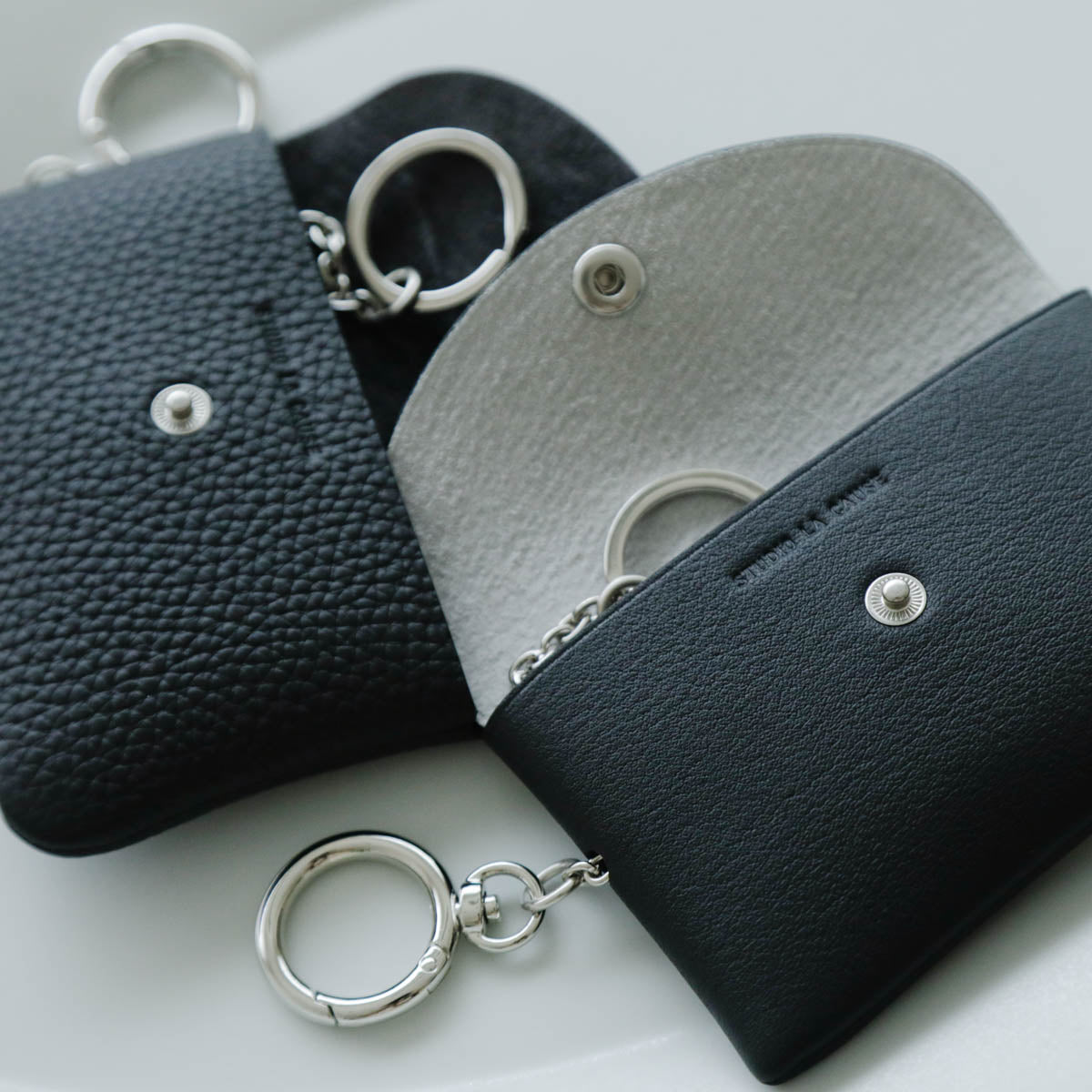 STUDIO LA CAUSE／【受注商品】内縫いフラップキーケース KEY 032 EM