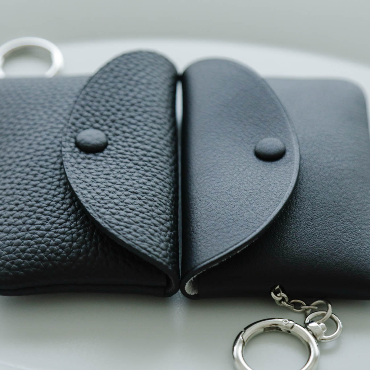 STUDIO LA CAUSE／【受注商品】内縫いフラップキーケース KEY 032 EM