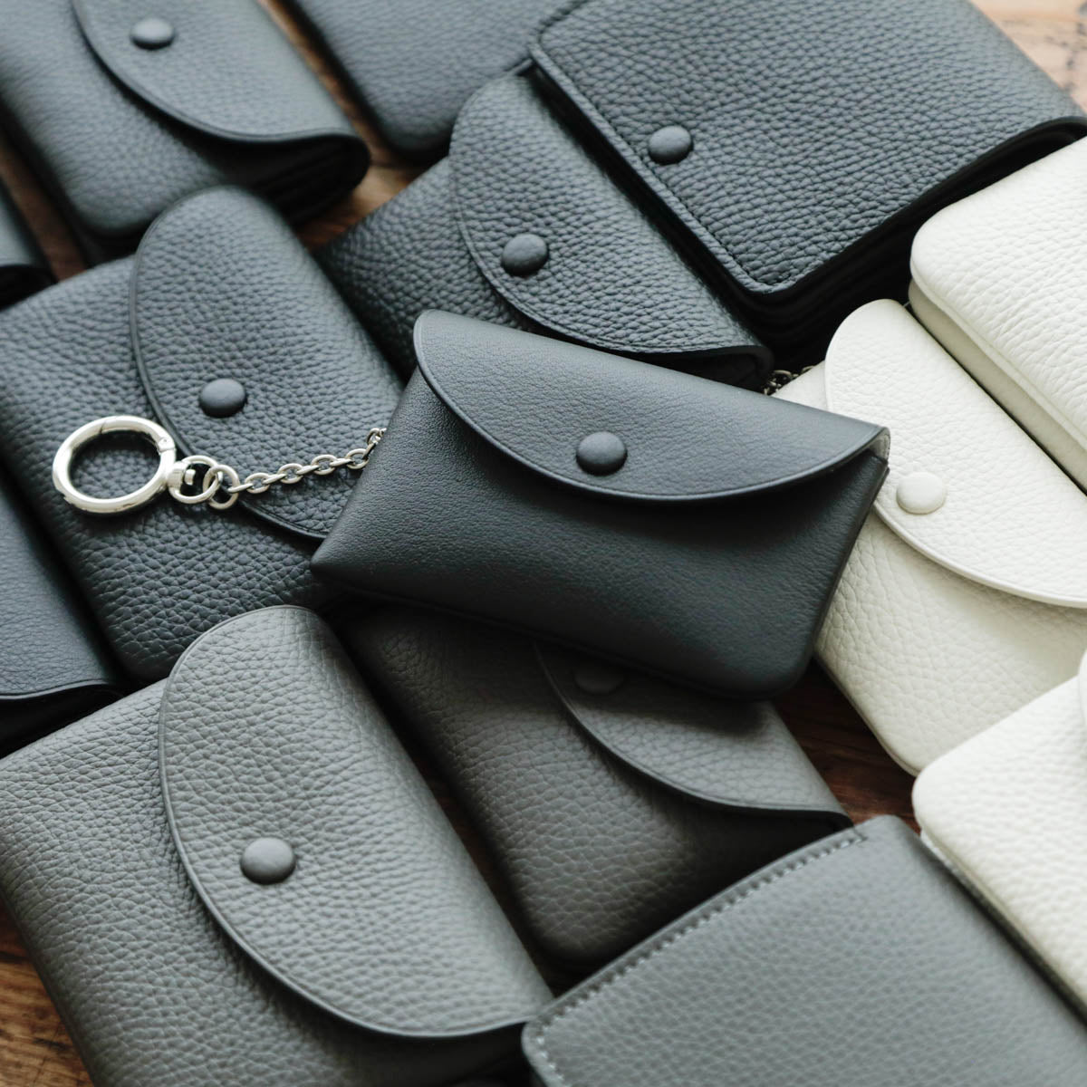 STUDIO LA CAUSE／【受注商品】内縫いフラップキーケース KEY 032 EM