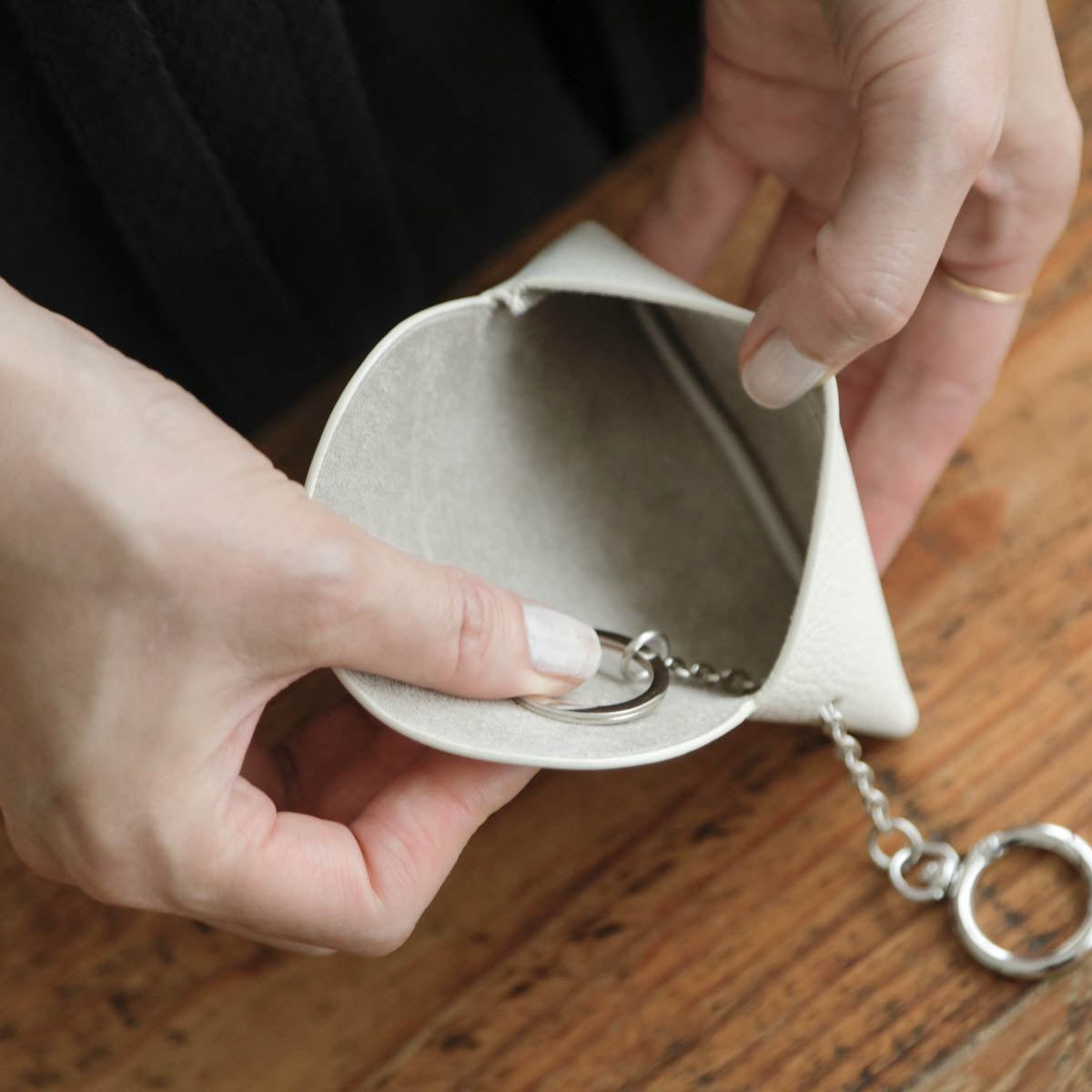 STUDIO LA CAUSE／【受注商品】内縫いフラップキーケース KEY 032 EM