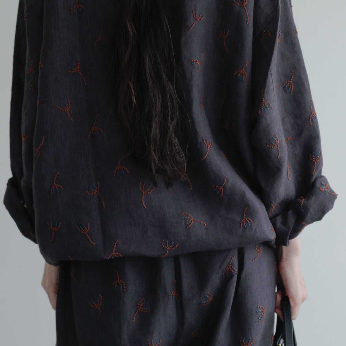 背中からも手仕事を感じるBUNONの服