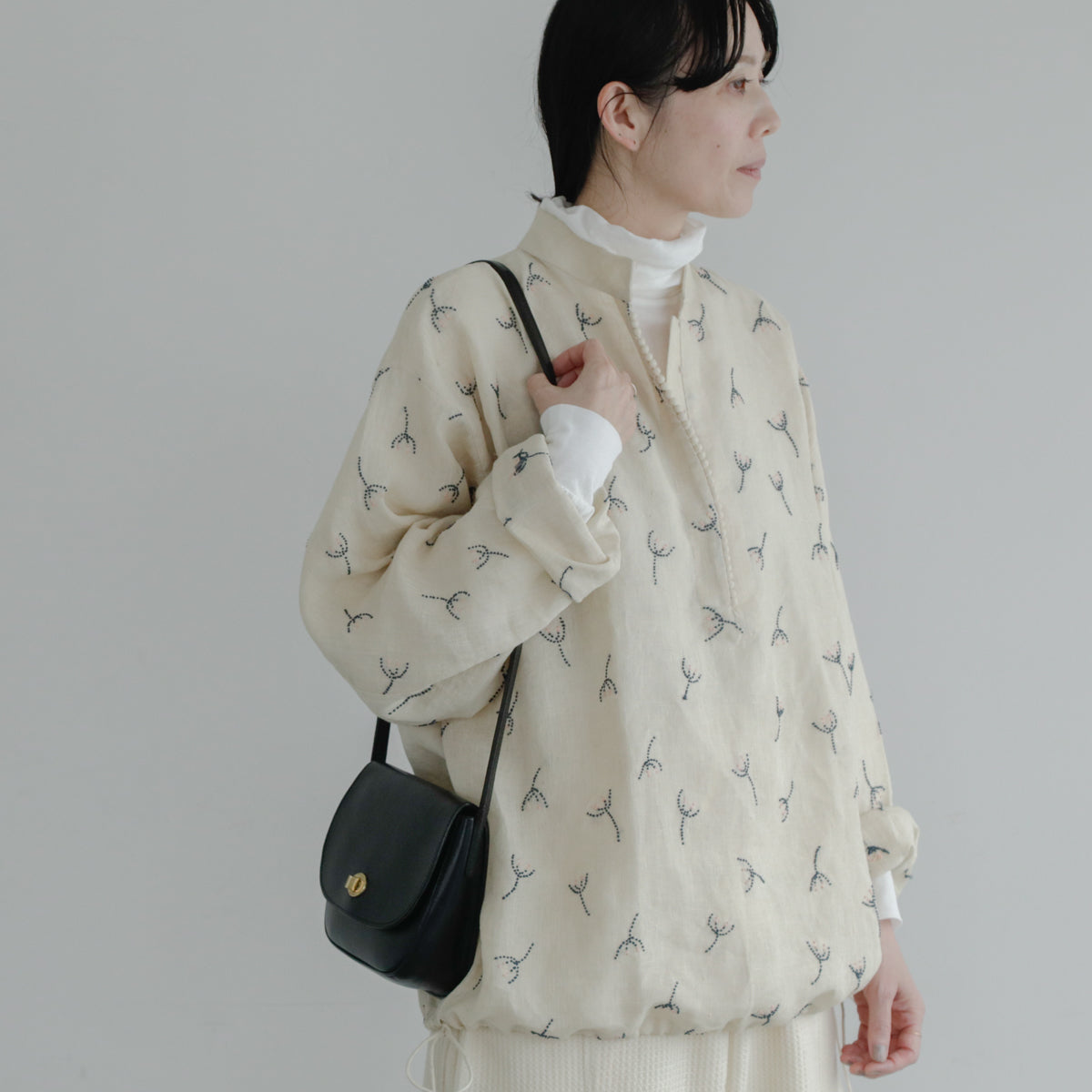 肌寒い季節は中に薄手のタートルネックを重ねて