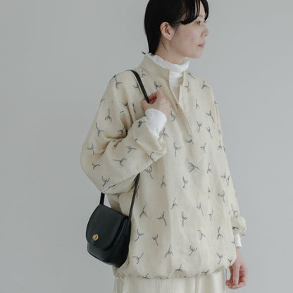 肌寒い季節は中に薄手のタートルネックを重ねて