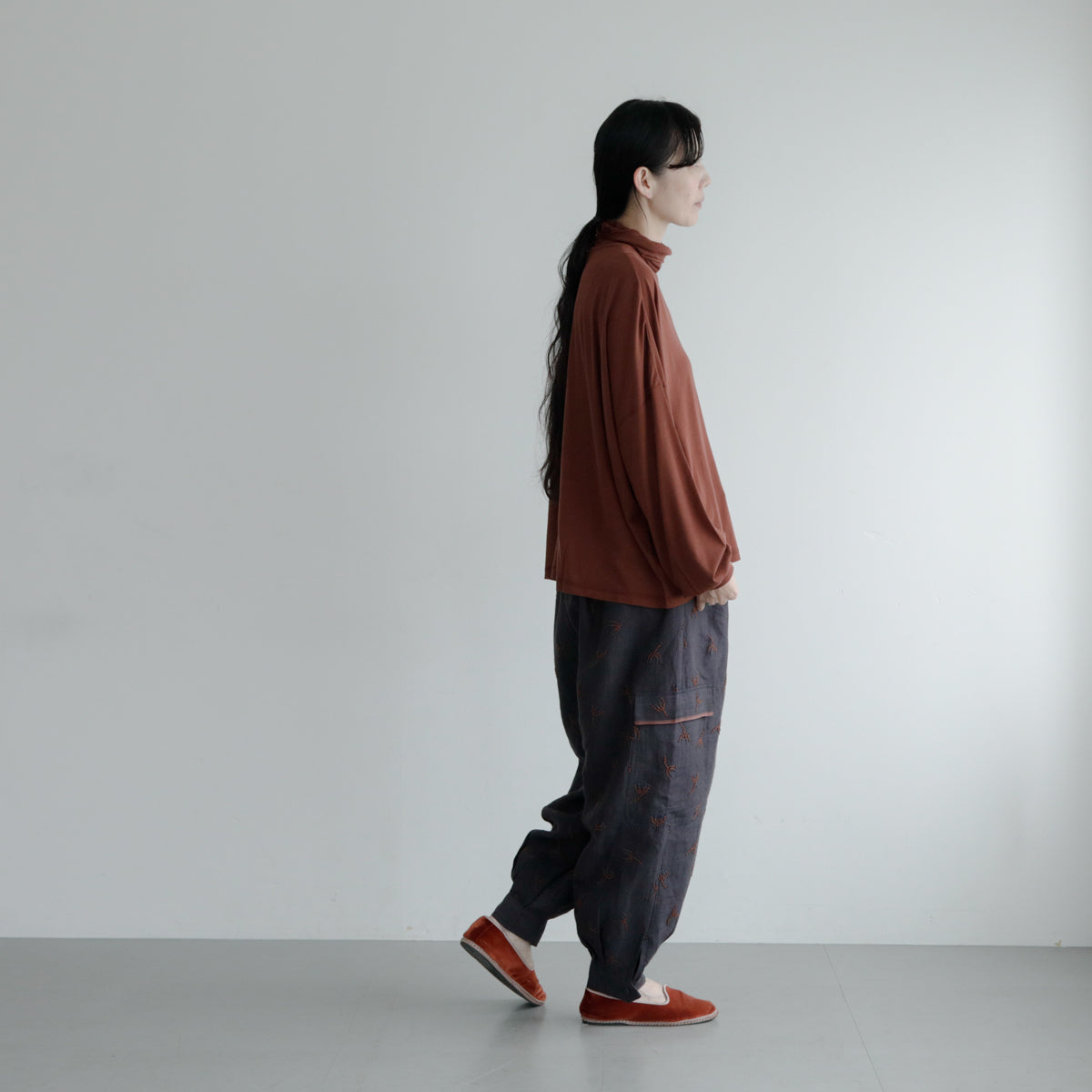 シンプルなトップスにも合わせやすいシルエット