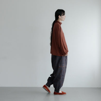 シンプルなトップスにも合わせやすいシルエット