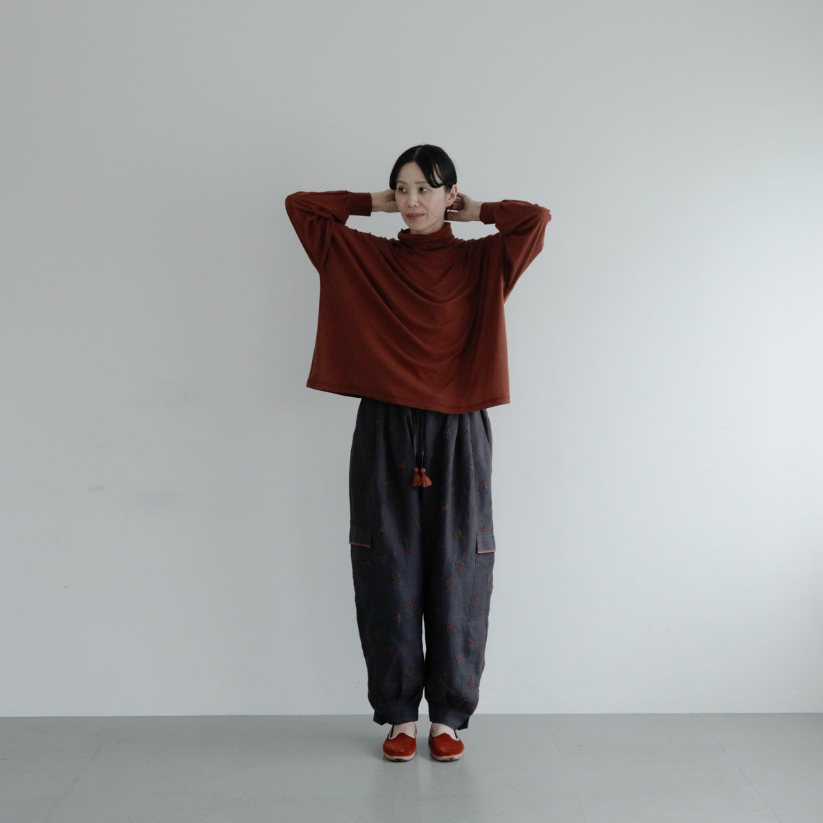 モデル身長167cm、パンツBUNON（近日ご紹介予定）