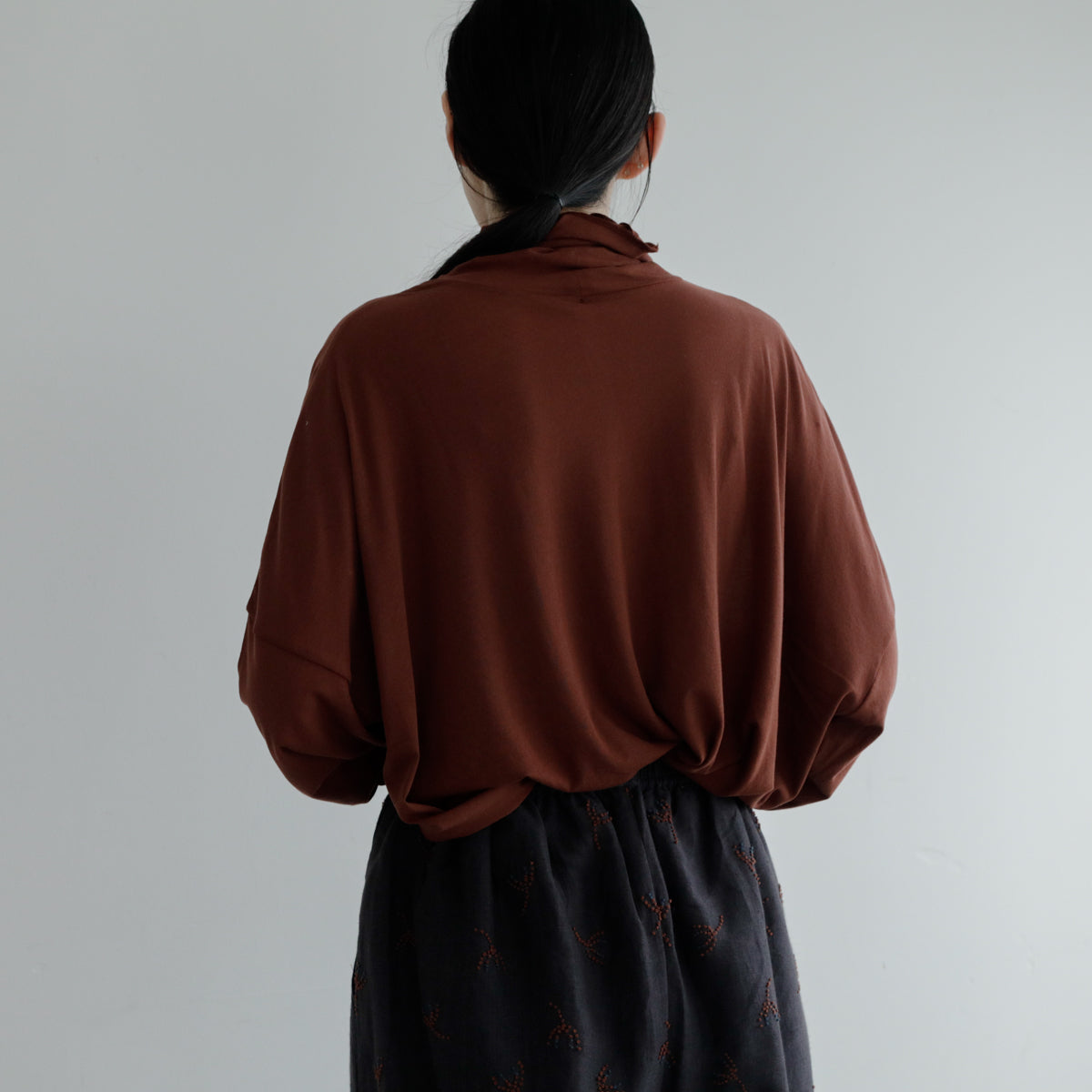 ボトムスにインすると立体感のあるドレープが生まれます