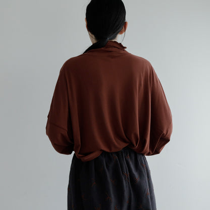 ボトムスにインすると立体感のあるドレープが生まれます