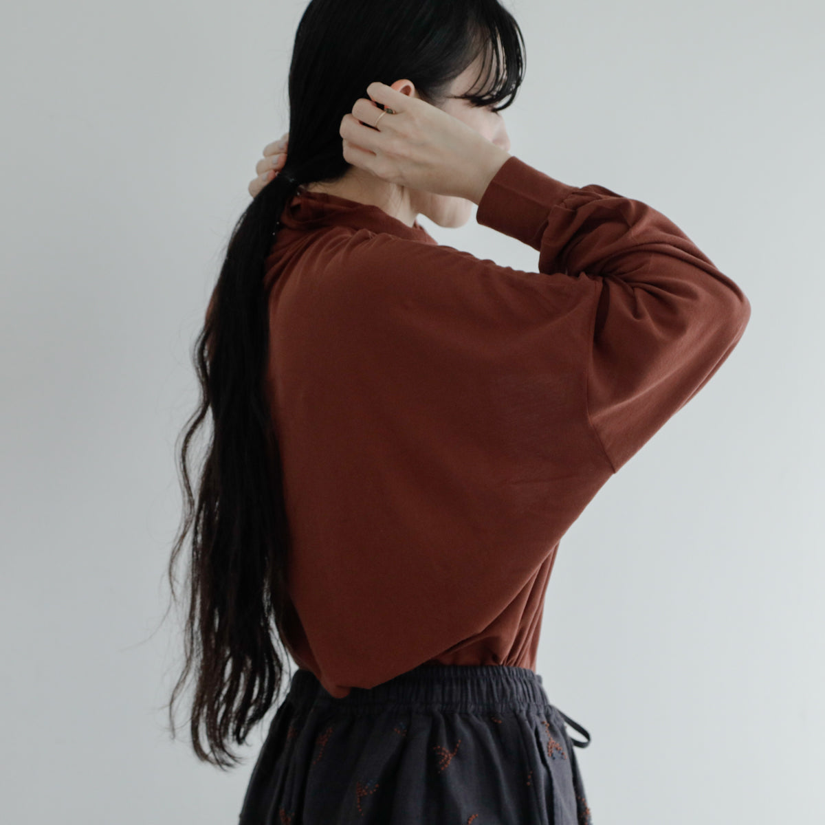 ゆったりとした肩回りに、たっぷり生地感のあるパフスリーブ