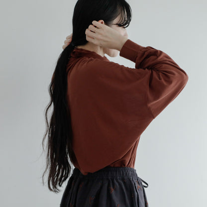 ゆったりとした肩回りに、たっぷり生地感のあるパフスリーブ