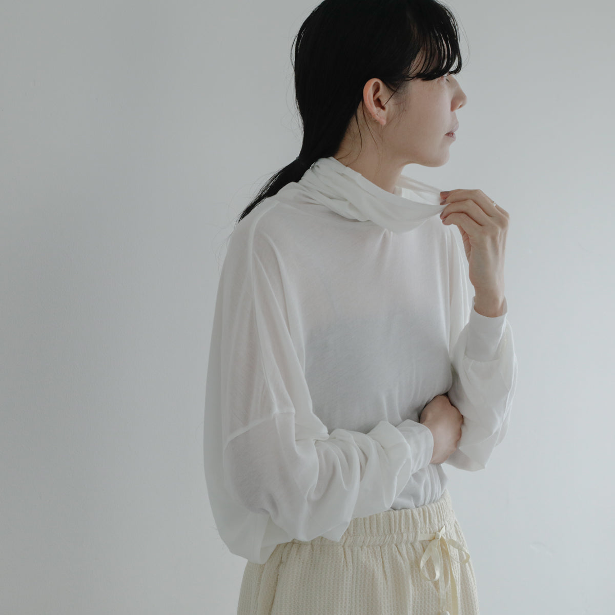 カラーによって若干の透け感があります